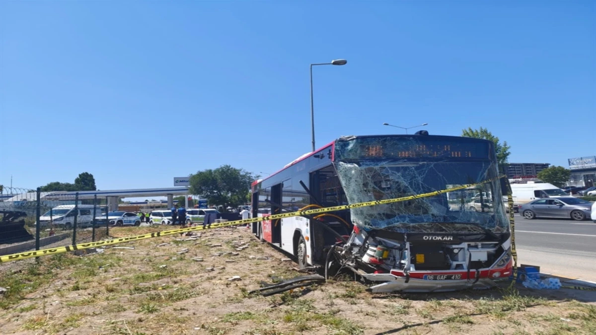 1 kişinin &ouml;ld&uuml;ğ&uuml; kazada belediye otob&uuml;s&uuml;yle &ccedil;arpışan hafif ticari ara&ccedil; s&uuml;r&uuml;c&uuml;s&uuml; tutuklandı 