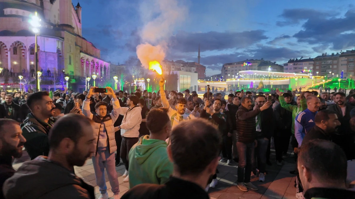 2&rsquo;nci Lig'e y&uuml;kselen 12 Bing&ouml;lspor&rsquo;dan şampiyonluk kutlaması 