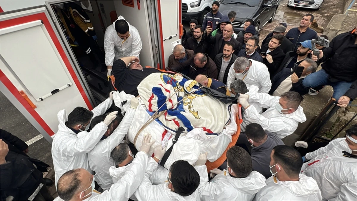 30 kişi tarafından evinden &ccedil;ıkarılan fil hastası, Ankara'ya g&ouml;t&uuml;r&uuml;ld&uuml;!  