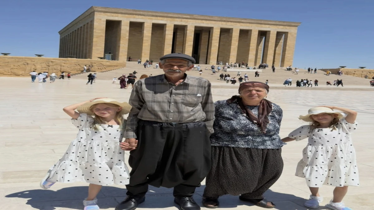 34 yıl sonra t&uuml;p bebek tedavisiyle d&uuml;nyaya gelen ikiz kızlarıyla Anıtkabir&rsquo;i ziyaret ettiler! 
