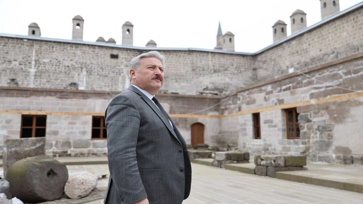 ​5 Asırlık G&ouml;n Han G&uuml;n Sayıyor: 7 Bin Kamyon Hafriyatla Tarih Ortaya &Ccedil;ıktı! 