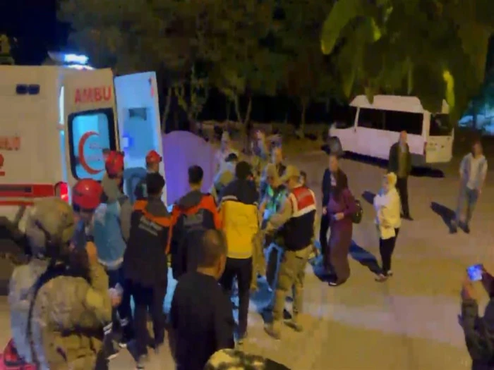 Kayalıklardan düştü, 1,5 saat sedye ile taşınarak hastaneye ulaştırıldı