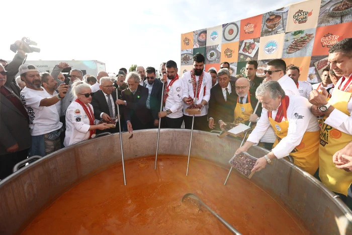 Kayseri Gastronomi Günleri’nde 1 Ton Pastırmalı Gömeç Fasulyesi İkramı