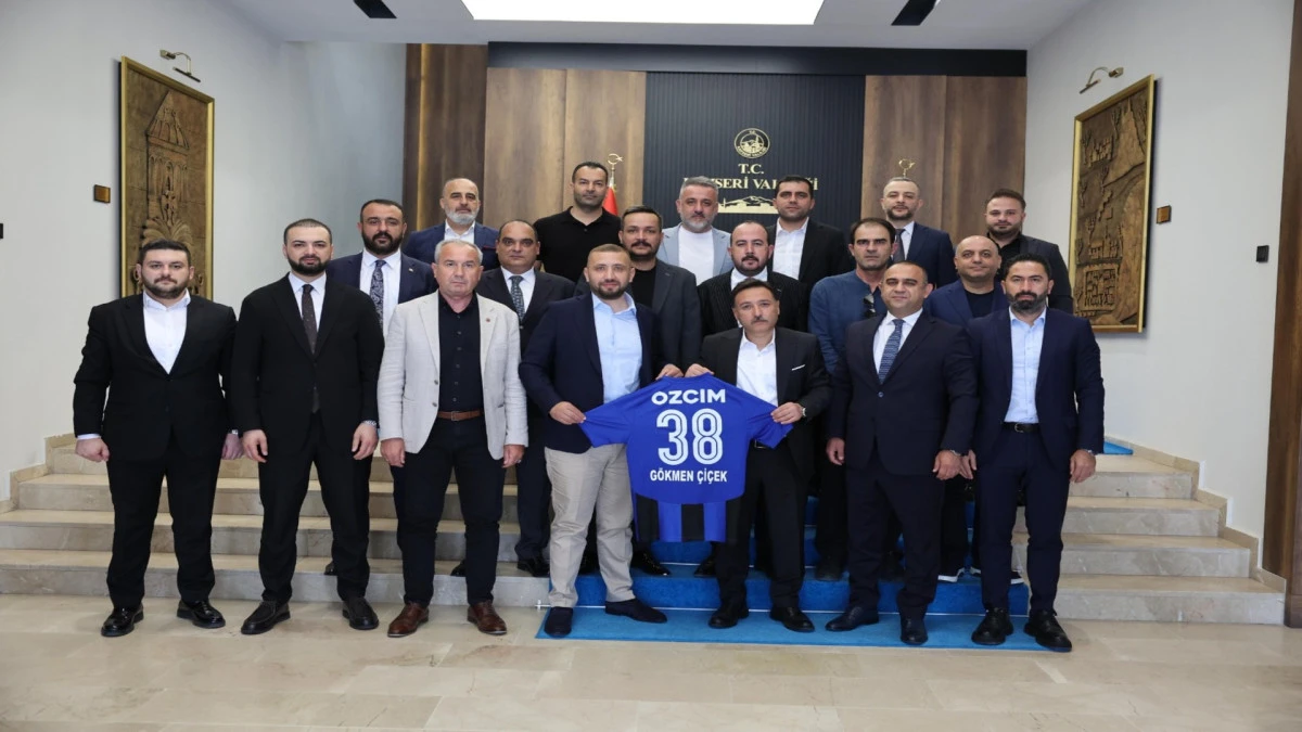 A&ccedil;ıkalın Erciyes 38 FK y&ouml;netiminden Vali G&ouml;kmen &Ccedil;i&ccedil;ek&rsquo;e ziyaret! 