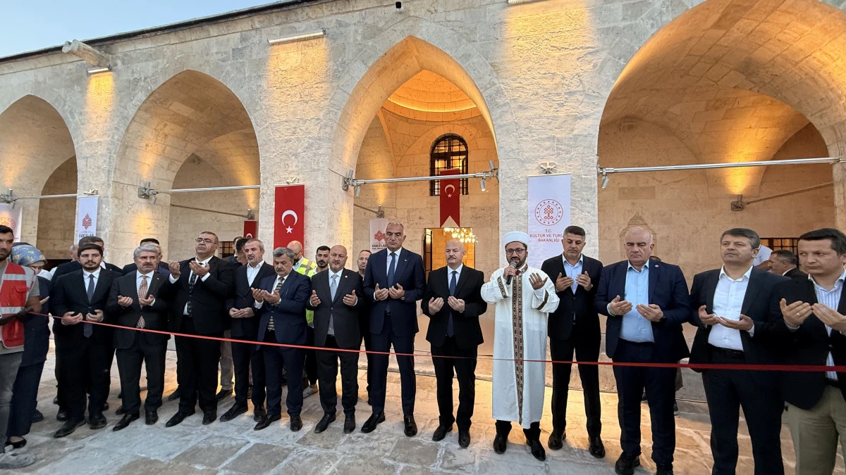 Adıyaman&rsquo;da depremde hasar g&ouml;ren camiler ve t&uuml;rbe ibadete a&ccedil;ıldı 