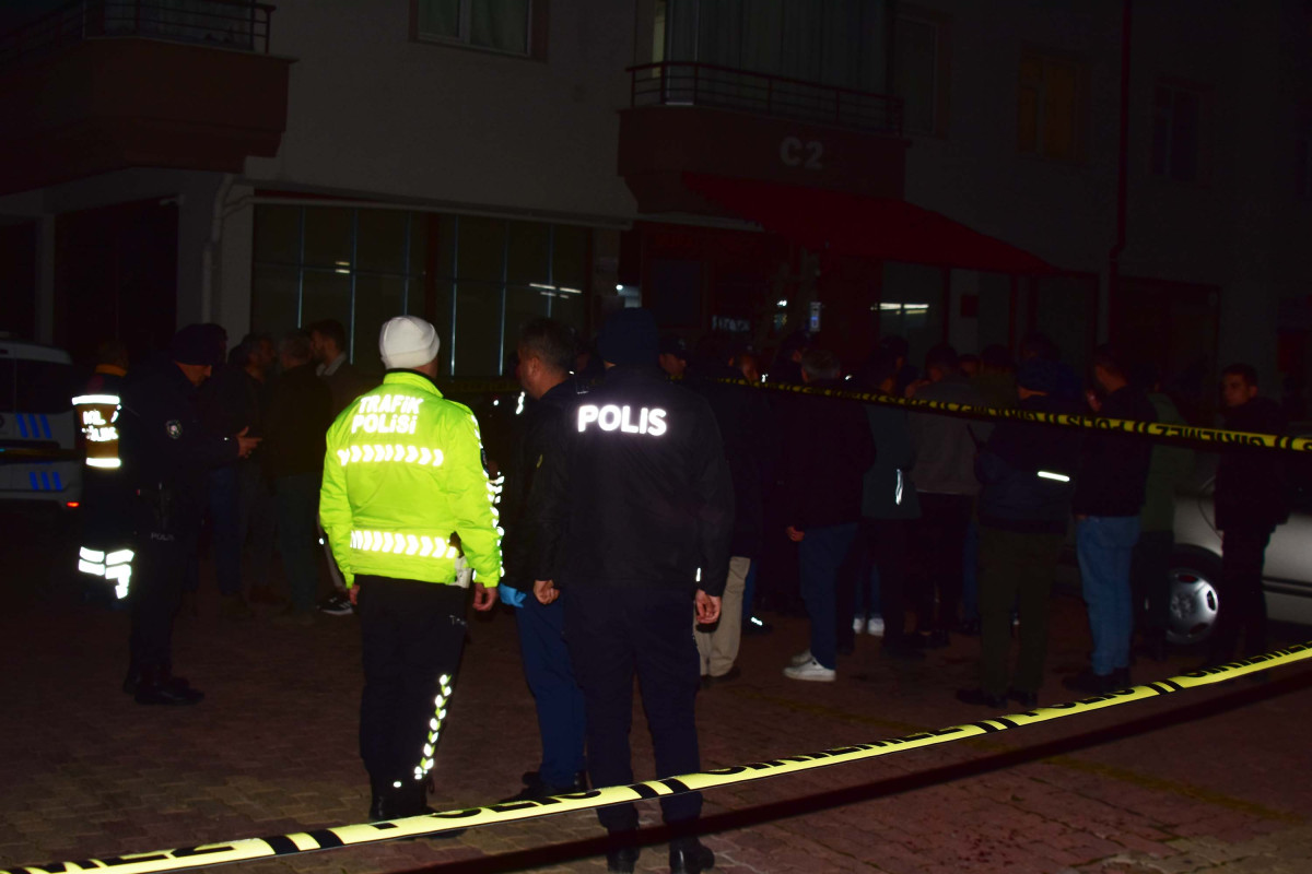 Aile i&ccedil;i tartışmasında katliam yaptı: Anne, baba ve kardeşini &ouml;ld&uuml;r&uuml;p, intihar etti! 