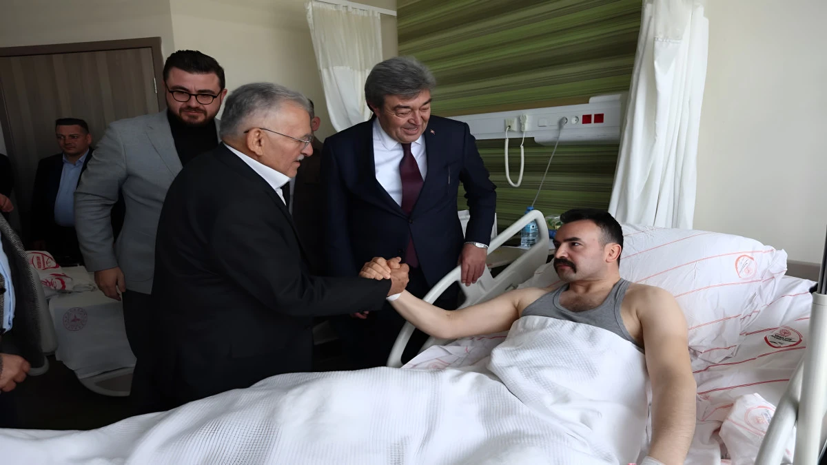 AK Parti'li Milletvekilleri ile Başkan B&uuml;y&uuml;kkılı&ccedil;'tan Yaralı Polis Memuruna Ziyaret! 