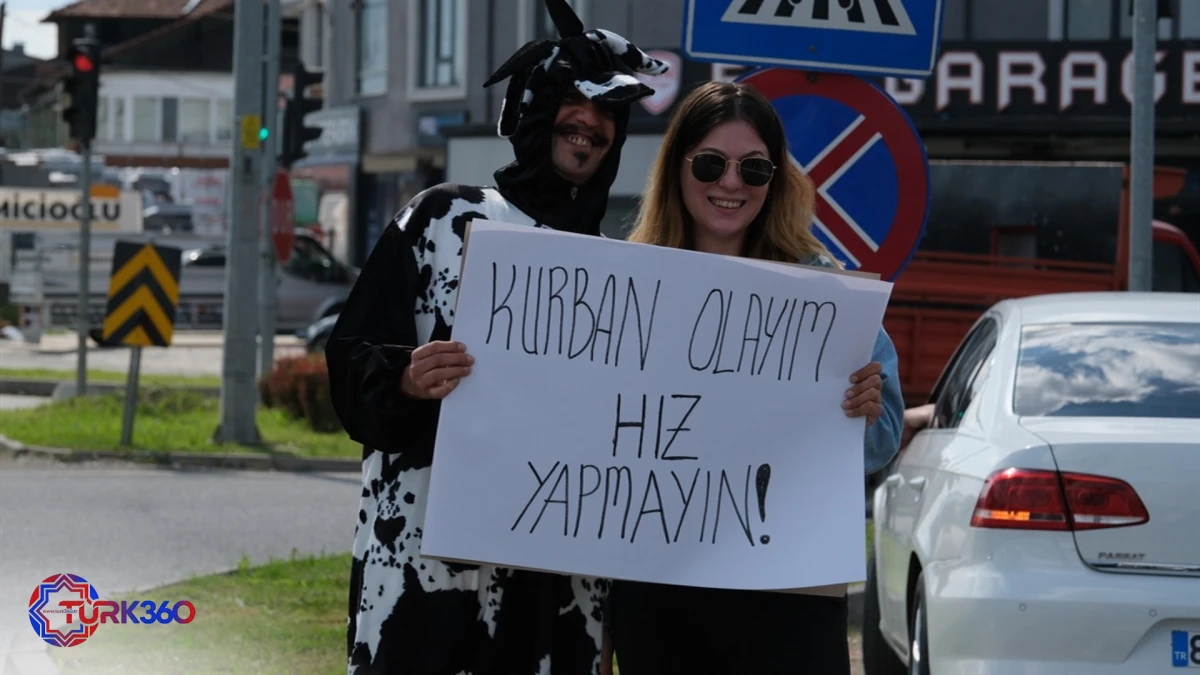 Akan trafikte inek kost&uuml;m&uuml;yle s&uuml;r&uuml;c&uuml;lere hız yapmayın uyarısı 