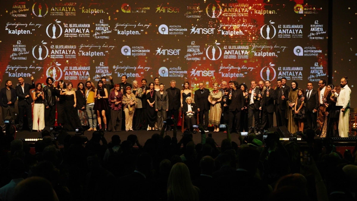 Altın Portakal'a 7 ödülle 'Tavşan İmparatorluğu' damga vurdu 