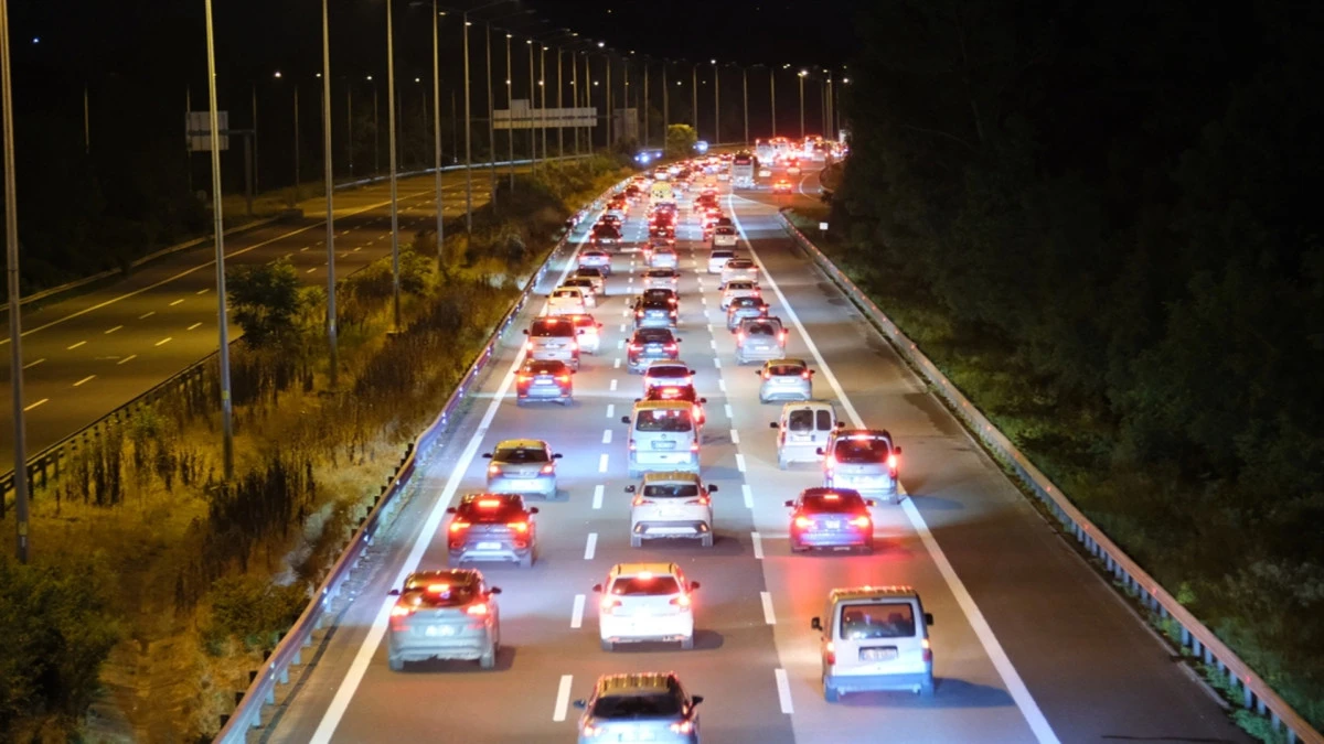 Anadolu Otoyolu'nun D&uuml;zce ge&ccedil;işinde trafik durma noktasına geldi 