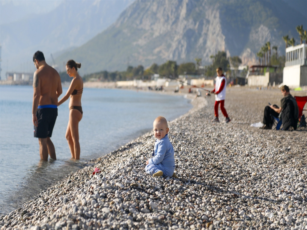 Antalya'da kasım sonunda denize girdiler 