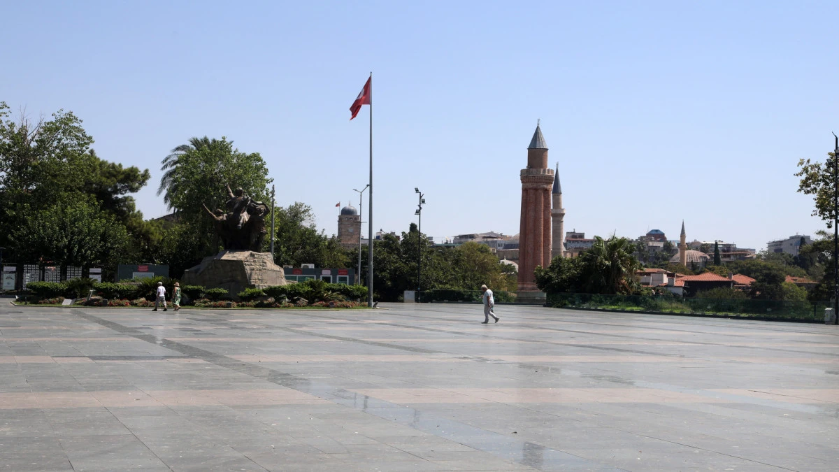 Antalya'da termometreler 40 dereceyi g&ouml;sterdi, kent merkezi boş kaldı 