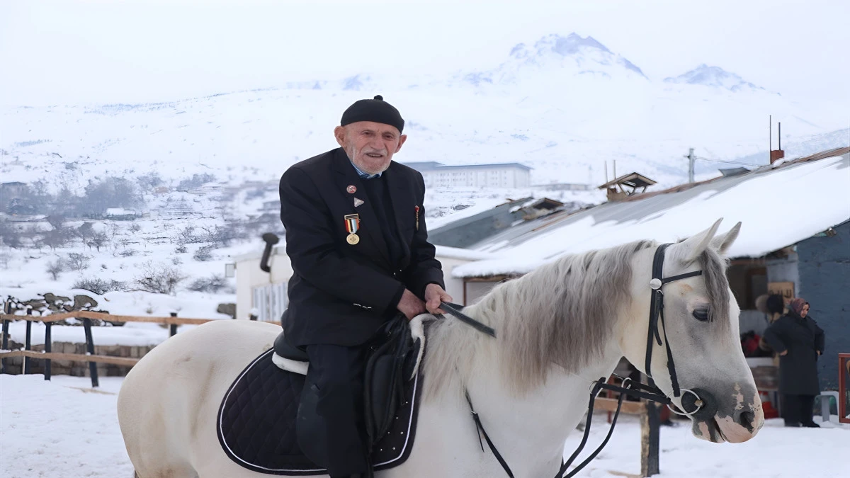 ​"Atlar Aynı Arkadaşım Gibi":  96 yaşındaki Kore gazisi, ata biniyor! 