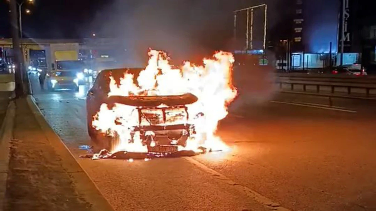 Avcılar D-100 Karayolu'nda seyir halindeki otomobil alev alev yandı 