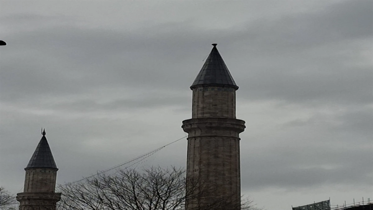 Ayasofya Camii, Mimar Sinan Minaresinin alemi d&uuml;şt&uuml;! 