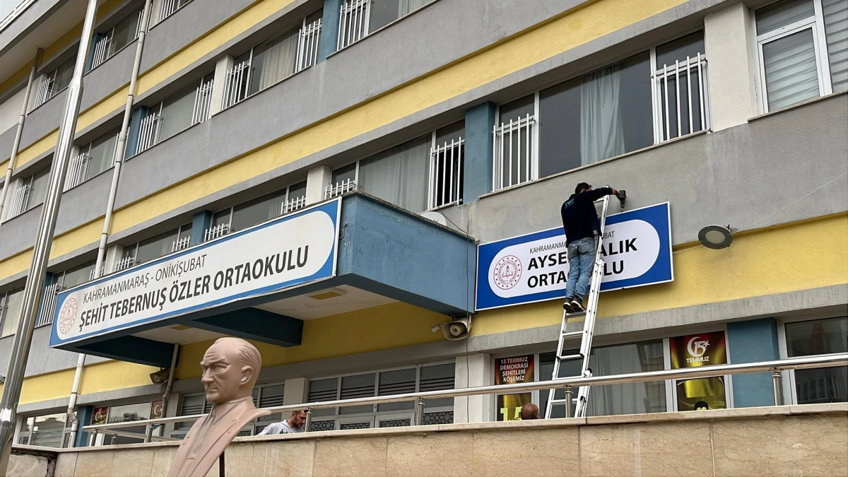 Ayser &Ccedil;alık Ortaokulu'nun tabelası, yeni binaya asıldı 