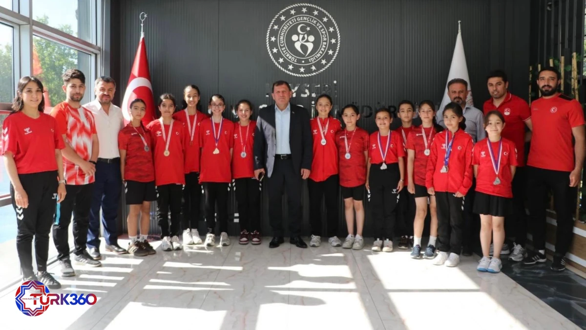 Badminton sporcularından İl M&uuml;d&uuml;r&uuml; Kabakcı&rsquo;ya ziyaret 
