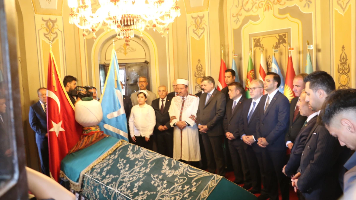 Bakan &Ccedil;ift&ccedil;i, Ertuğrul Gazi T&uuml;rbesi&rsquo;ni ziyaret etti 