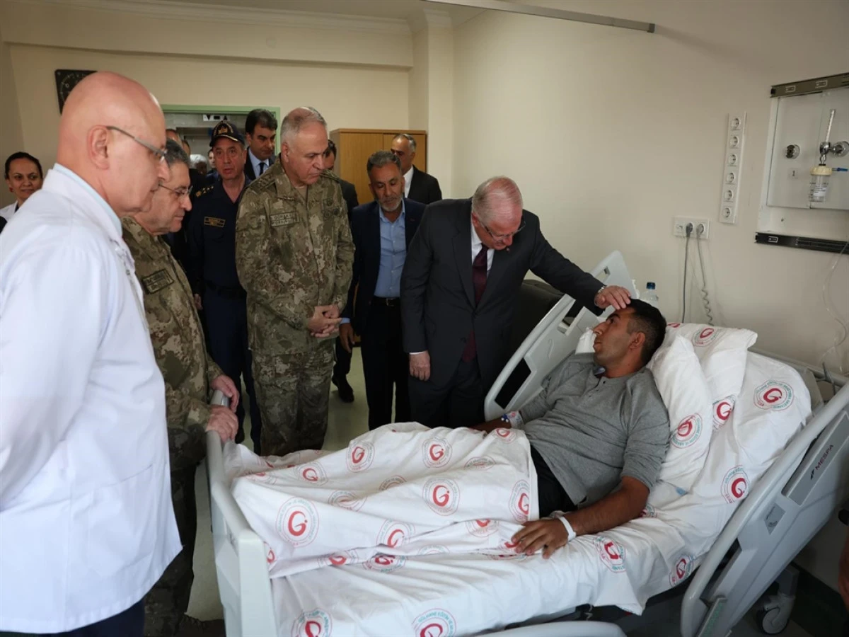 Bakan Güler, metan gazından zehirlenen Mehmetçikleri hastanede ziyaret etti! 