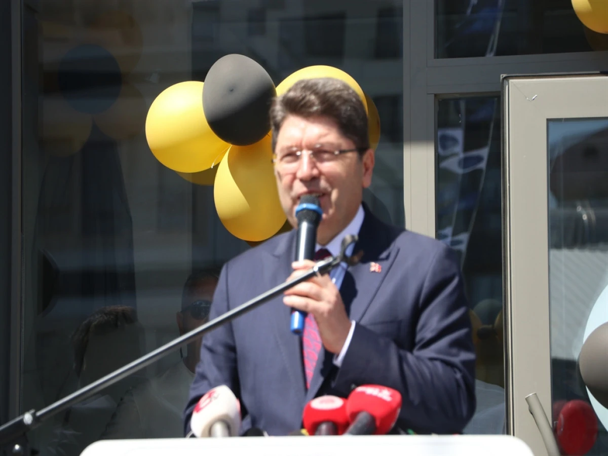 Bakan Tunç, Kayseri'de çocukların karne heyecanına ortak oldu! 