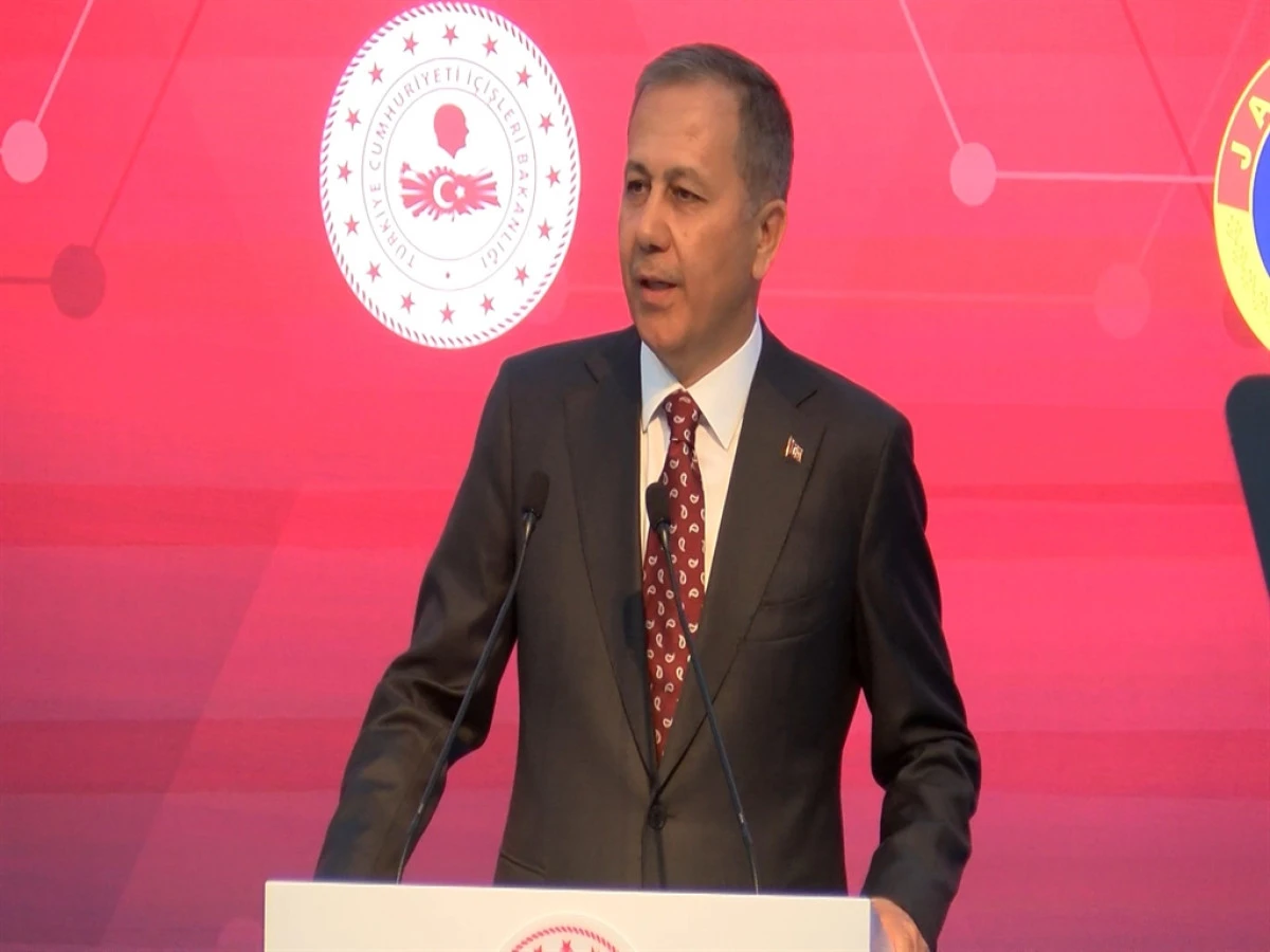 Bakan Yerlikaya: Bilişim suçlarına yönelik operasyonlarda 8 bin 633 kişi tutuklandı 