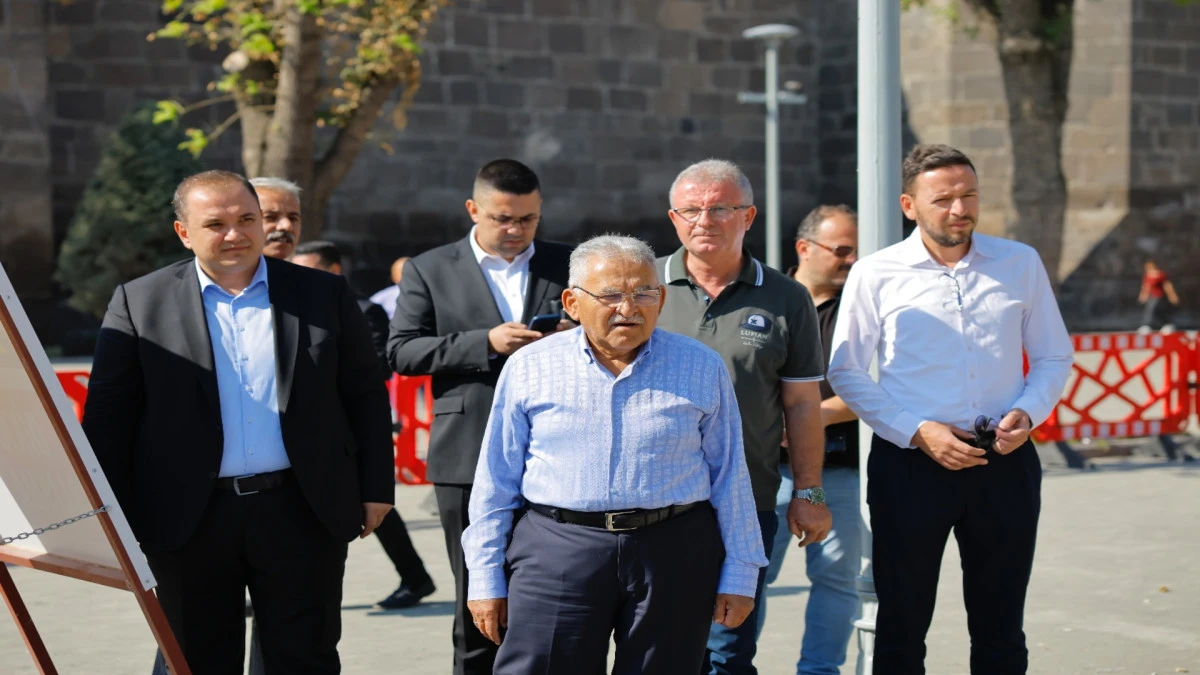 Başkan B&uuml;y&uuml;kkılı&ccedil;, Cumhuriyet Meydanı&rsquo;ndaki &ccedil;alışmaları inceledi 