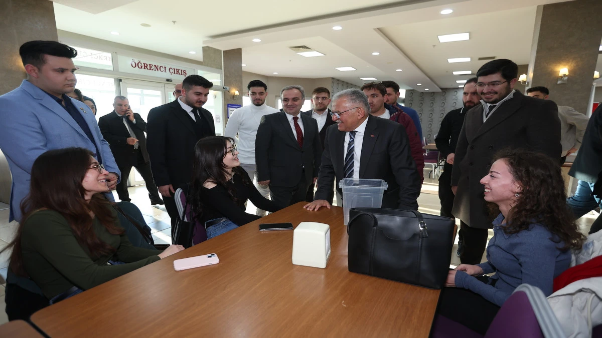 Başkan B&uuml;y&uuml;kkılı&ccedil; ER&Uuml;'l&uuml; gen&ccedil;lerle iftarda buluştu: "Sizler bizim geleceğimizsiniz"
