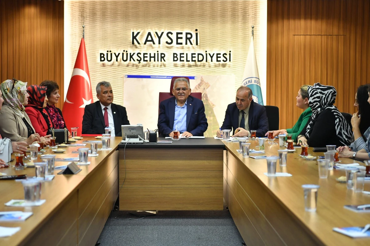 BAŞKAN BÜYÜKKILIÇ, KADIN MUHTARLARIN ANNELER GÜNÜ’NÜ KUTLADI 