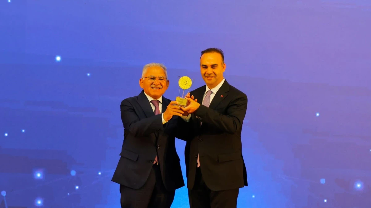 Başkan B&uuml;y&uuml;kkılı&ccedil;, RES projesiyle verimlilik &ouml;d&uuml;l&uuml;n&uuml; Bakan Kacır'ın elinden aldı 