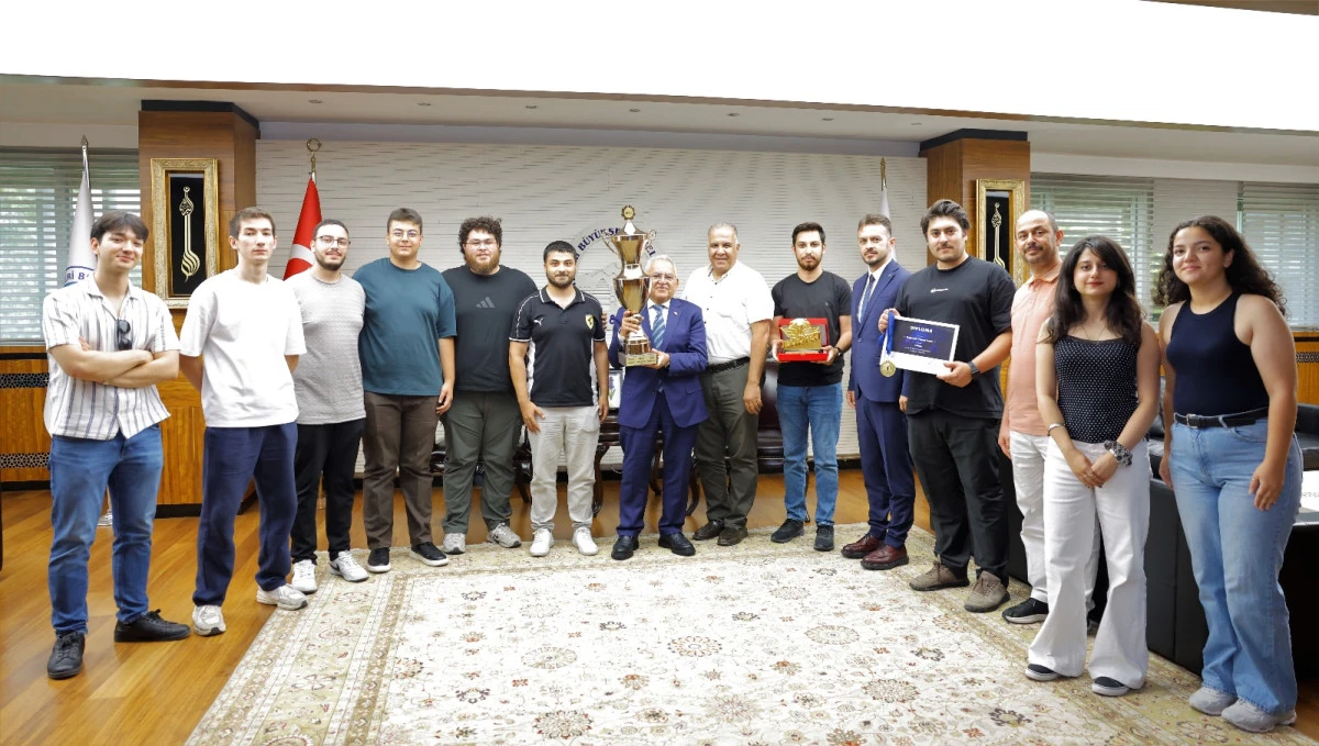 Başkan B&uuml;y&uuml;kkılı&ccedil;, Şampiyon TEKNOFEST Gen&ccedil;lerini Makamında Ağırladı 