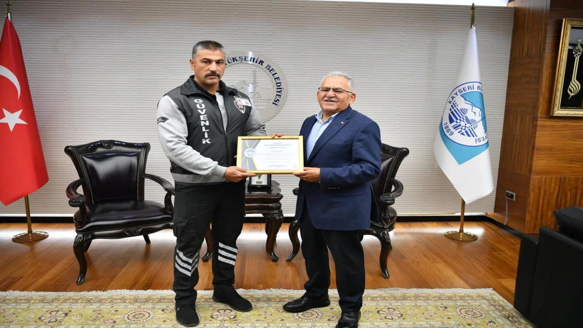 Başkan Büyükkılıç’tan Dikkatiyle Can Kurtaran Güvenlik Görevlisi Ödüllendirildi! 