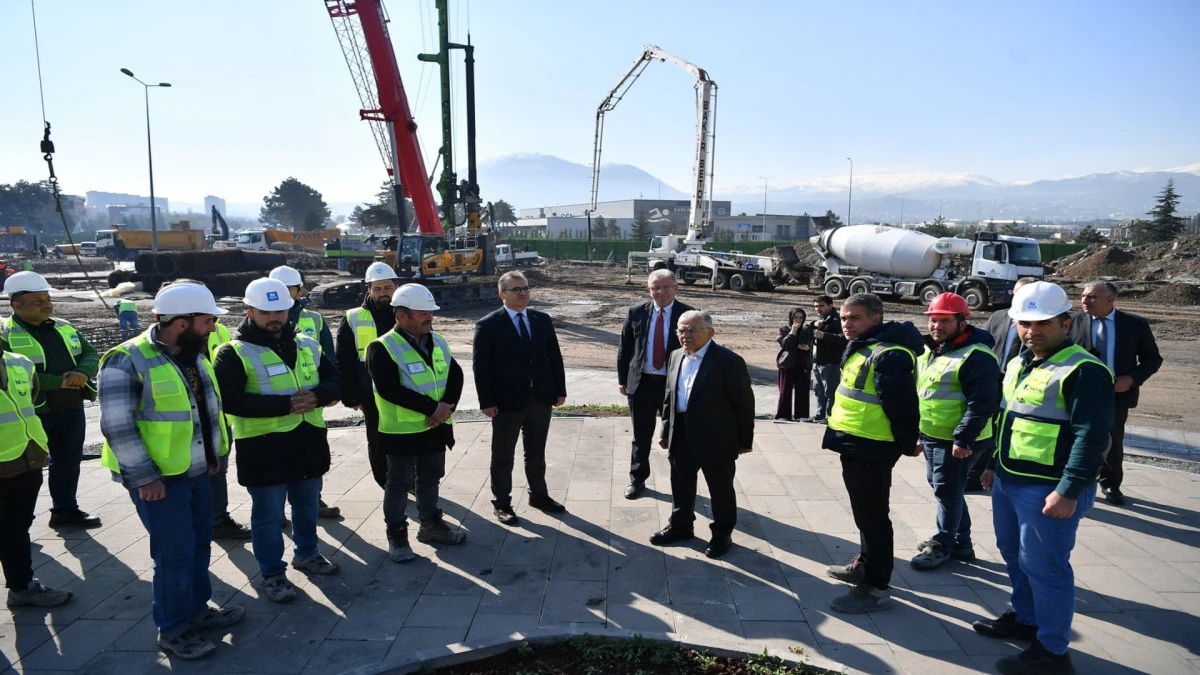 Başkan B&uuml;y&uuml;kkılı&ccedil;&rsquo;tan Kartal Katlı Kavşağı&rsquo;na yakın takip: "Verimli bir şekilde &ccedil;alışmalar s&uuml;r&uuml;yor" 