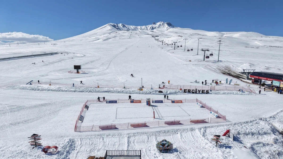 Beyaz Zirvede Sma&ccedil; Keyfi: Erciyes&rsquo;te Kar Voleybolu Başlıyor 