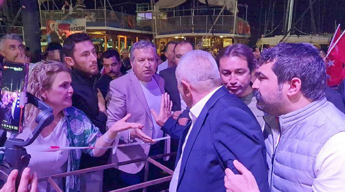 Bodrum&rsquo;da 29 Ekim Cumhuriyet Bayramı etkinliğinde siyasi konuşma gerginliği yaşandı 