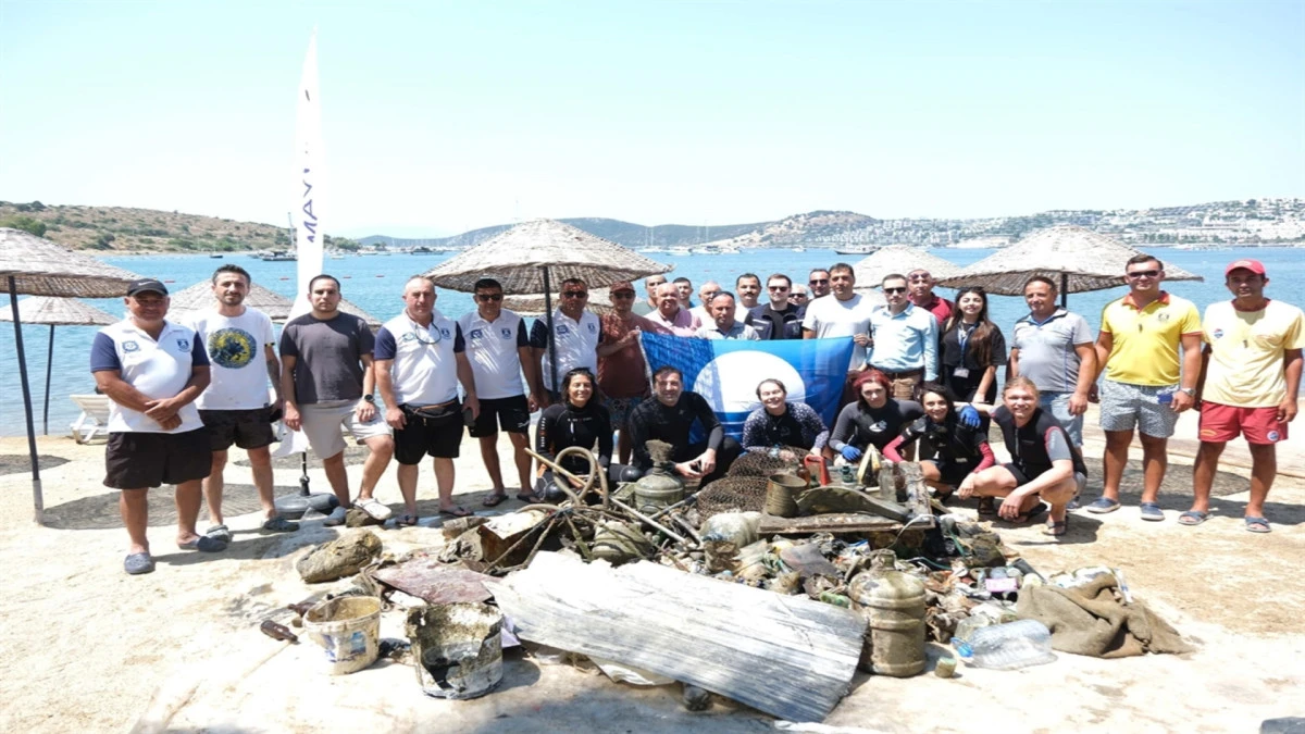 Bodrum'da denizden 370 kilo atık &ccedil;ıkarıldı; av sepetinde mahsur kalan balıklar suya bırakıldı 