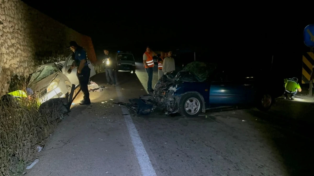 Bursa'da iki otomobil kafa kafaya &ccedil;arpıştı: Anne ve kızı &ouml;ld&uuml;, 2'si jandarma 5 yaralı 