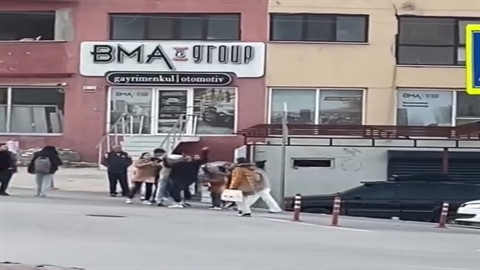 Bursa'da, kadınların yumruklu kavgası kamerada 