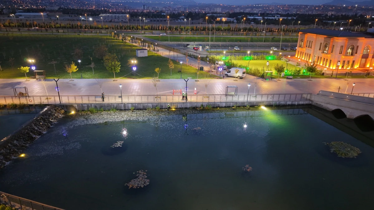 Büyükşehir Ekiplerinden Millet Bahçesi İskele Yoluna LED Aydınlatma