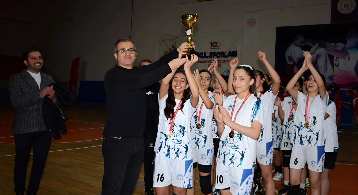 B&uuml;y&uuml;kşehir Spor A.Ş. kız hentbol takımı Kayseri şampiyonu oldu! 