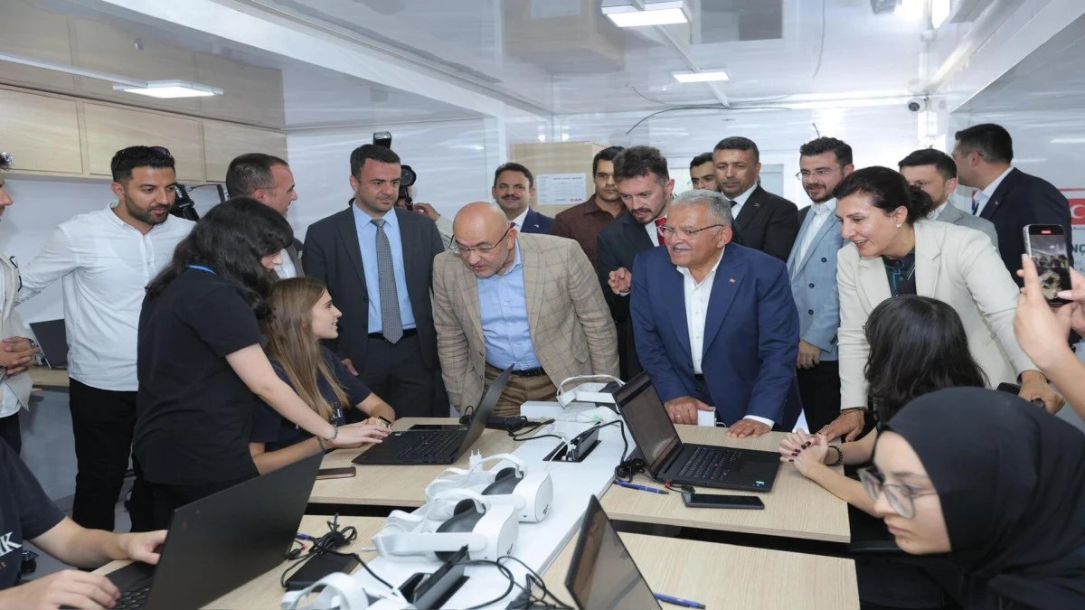 Büyükşehir’den Gençlere Özel: Mobil Dijital Gençlik Merkezi Açıldı 