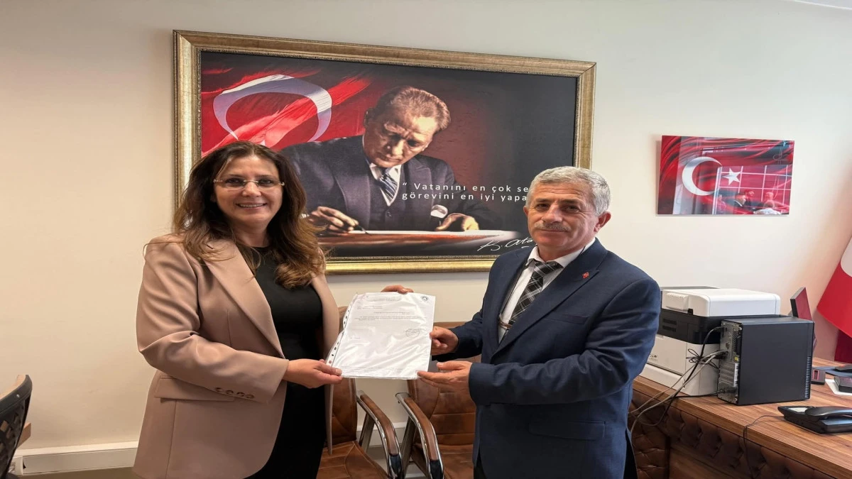 CHP Kayseri İl Başkanı Ümit Özer mazbatasını aldı 