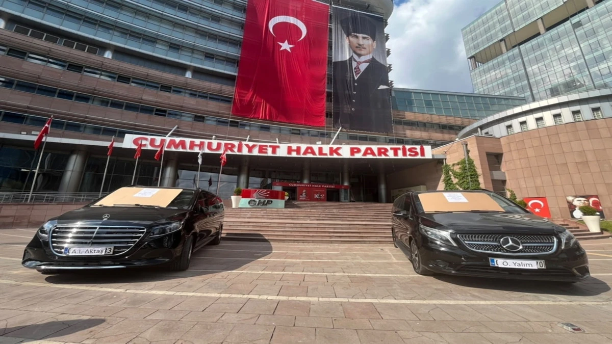 CHP'de &Ouml;zg&uuml;r &Ouml;zel'in makam ara&ccedil;ları satılığa &ccedil;ıkarıldı! 