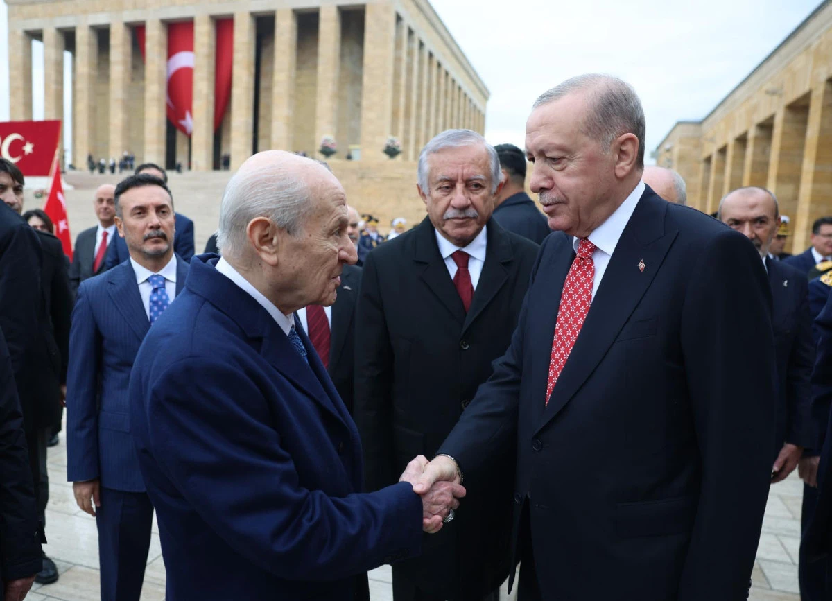 CUMHURBAŞKANI ERDOĞAN'DAN 'KAAN' DESENLİ KRAVAT TERCİHİ 