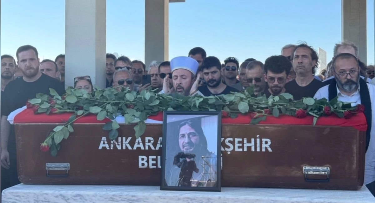 Cumhuriyet Sevdalısı, gazeteci-yazar Nihat Genç son yolculuğuna uğurlandı. 