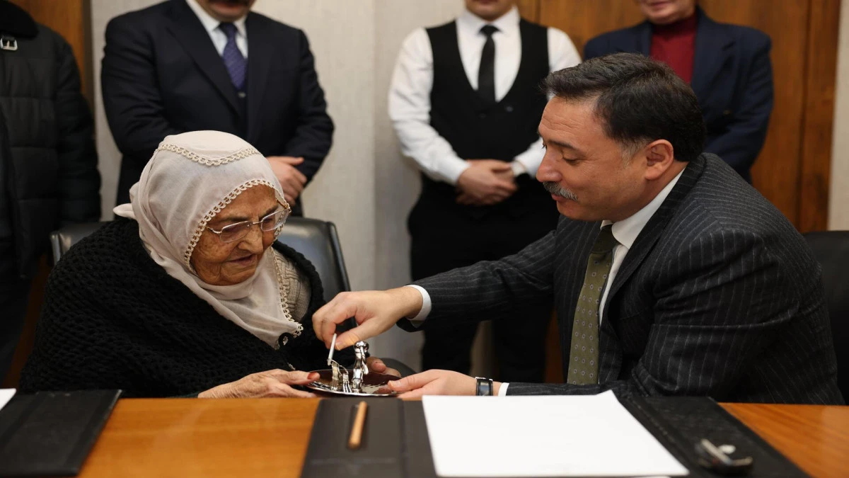 Depremzede 4 aile yeni evlerine kavuştu: Vali &Ccedil;i&ccedil;ek anahtarları teslim etti!  