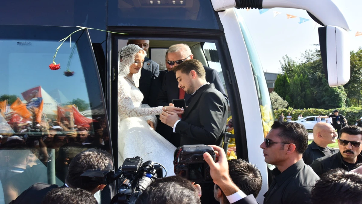 D&uuml;ğ&uuml;nleri &ouml;ncesi Cumhurbaşkanı Erdoğan&rsquo;ı karşılamaya gittiler 