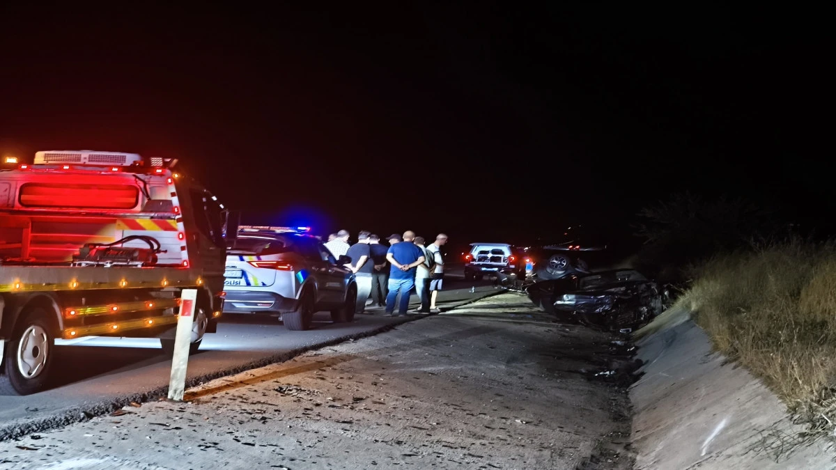 Edirne&rsquo;de 2 otomobil kavşakta &ccedil;arpıştı: 9 ağır yaralı 