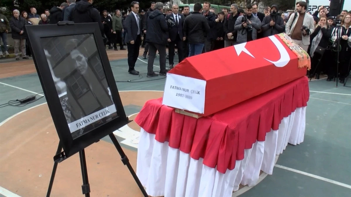 Eğitim Camiasının Acı G&uuml;n&uuml;: &Ouml;ğrencisi tarafından &ouml;ld&uuml;r&uuml;len Fatma Nur &Ccedil;elik i&ccedil;in okulda t&ouml;ren d&uuml;zenlendi 