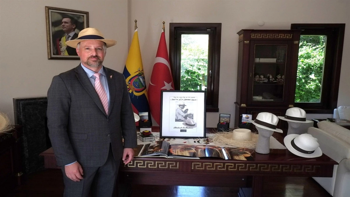 Ekvador B&uuml;y&uuml;kel&ccedil;isi Vintimilla Vega&rsquo;nın şapka koleksiyonunda Atat&uuml;rk'e vefa 