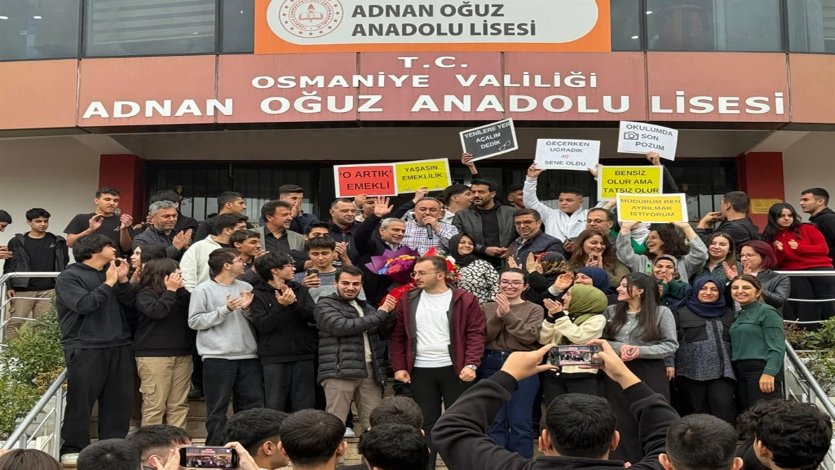 Emekliye ayrılan &ouml;ğretmeni, 'Hatıran Yeter' şarkısıyla uğurladılar 